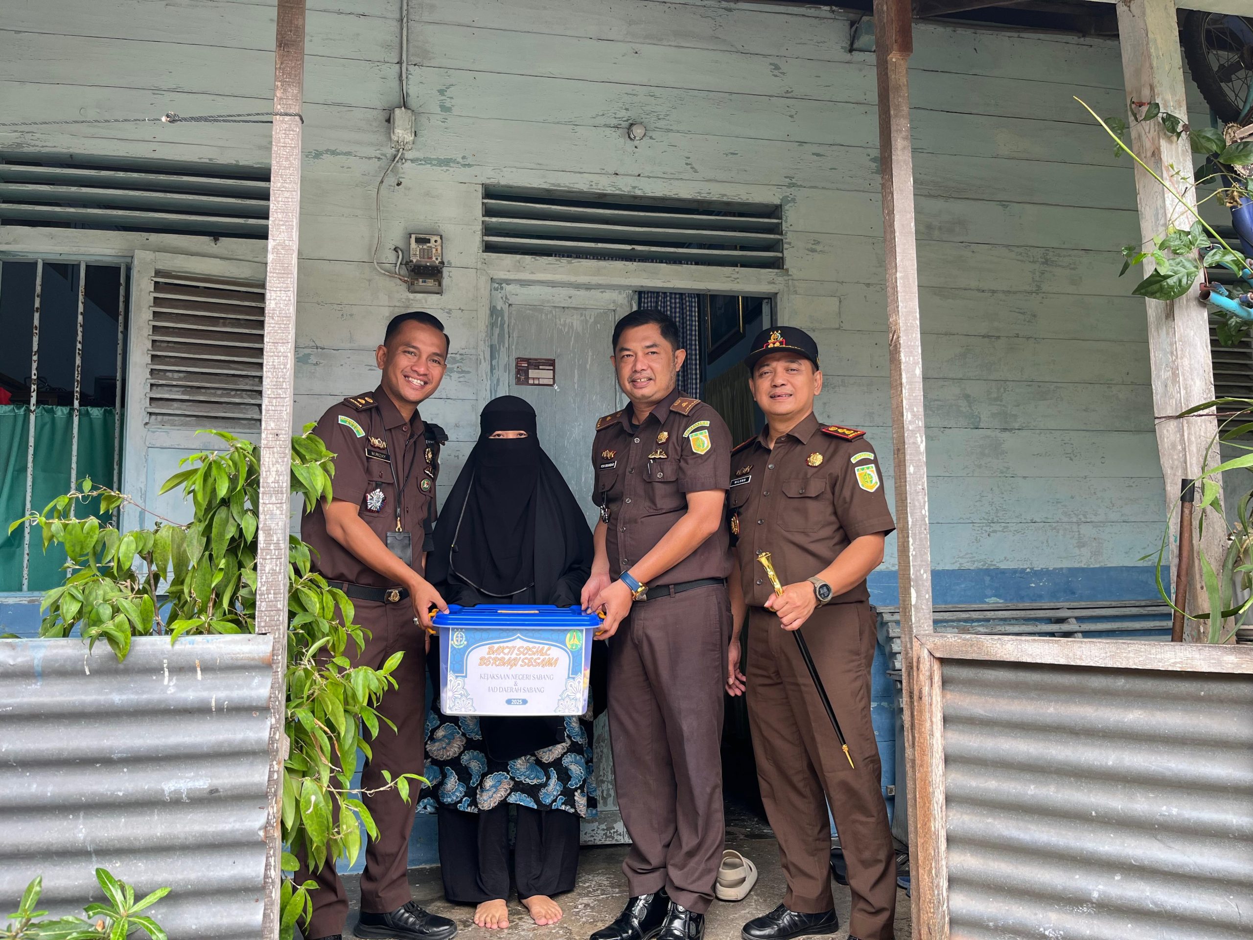 Kajari Sabang didampingi Kasi Datun dan Kasi Intelijen menyerahkan bantuan pada bakti sosial yang dilaksanakan Kejaksaan Negeri Sabang