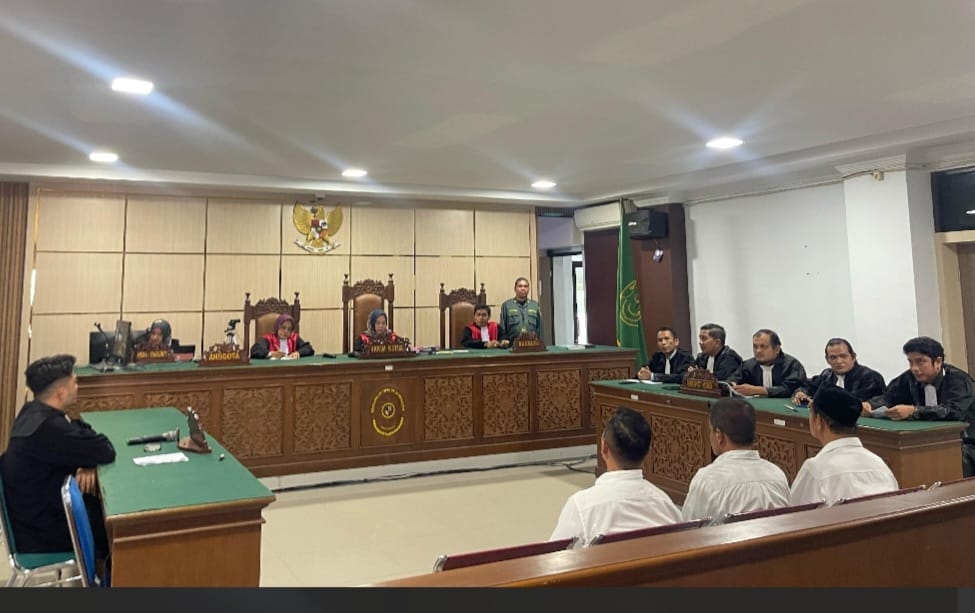 Ketiga terdakwa kasus korupsi PT PSM Sabang, saat mengikuti persidangan vonis di Pengadilan Tipikor Banda Aceh