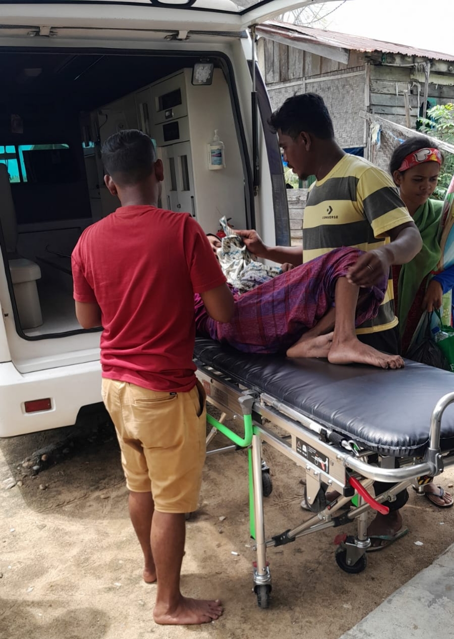 Nurmawati penderita sakit paru-paru stadium empat saat dievakuasi dalam Ambulans.