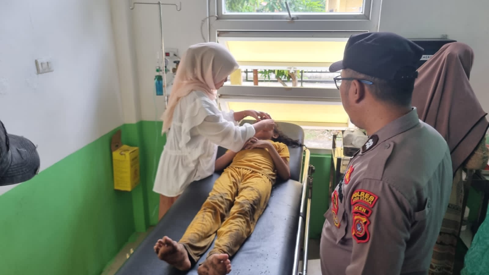 Salah satu bocah perempuan yang selamat dari maut sedang mendapatkan penanganan medis oleh pihak Puskesmas Seunuddon, sebelum dirujuk ke RS Cut Mutia.