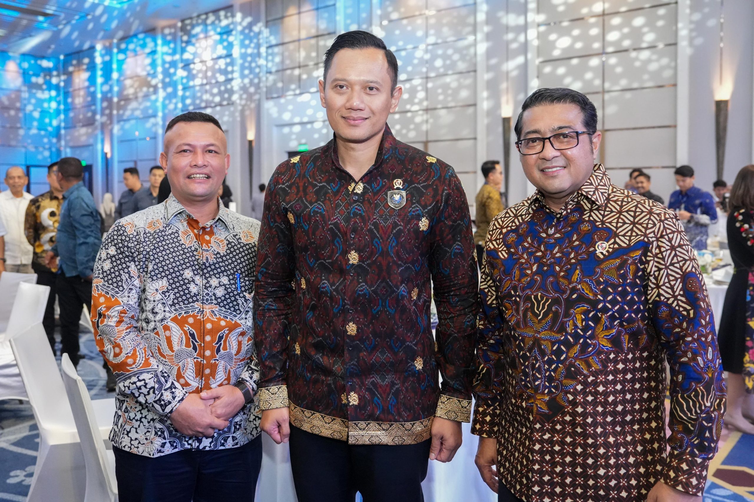Bupati Aceh Utara H. Ismail A Jalil (Ayah Wa) foto bersama dengan Menteri Koordinator (Menko) Bidang Infrastruktur dan Pembangunan Kewilayahan Agus Harimurti Yudhoyono (AHY) dan Menteri Ekonomi Kreatif Indonesia Teuku Riefky Harsya pada acara Gala Dinner ICI 2025 di Jakarta, Rabu, (11/6).