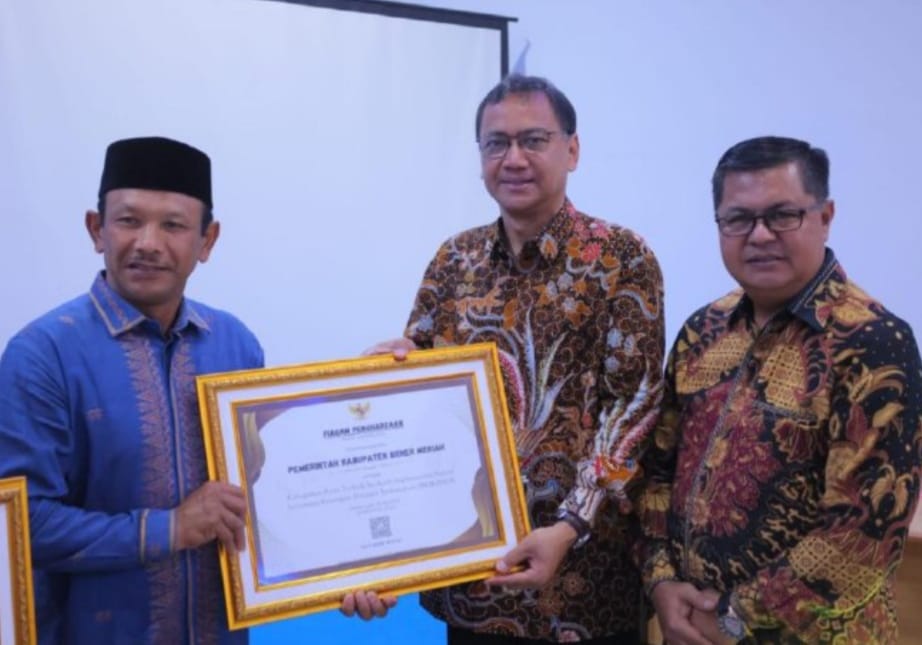 Kepala Perpustakaan dan Arsip Bener Meriah sedang menerima penghargaan di Kota Sabang.