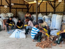 Upaya Basagemil Bersihkan Sampah Plastik di Kawasan Wisata Lampuuk