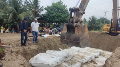 Dinas PUPR Aceh Utara Pasang Geobag di Lhok Pu’uk, Geuchik: Terimakasih Ayah Wa