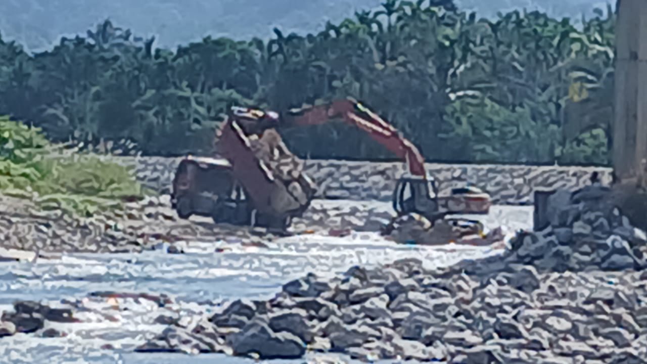 Alat berat BPBD Aceh Selatan dikerahkan untuk mengatasi tanggul   irigasi Krueng Baru Labuhan Haji, Senin, (25/6/2025).(Foto/mediaaceh.co.id/Maslow Kluet).