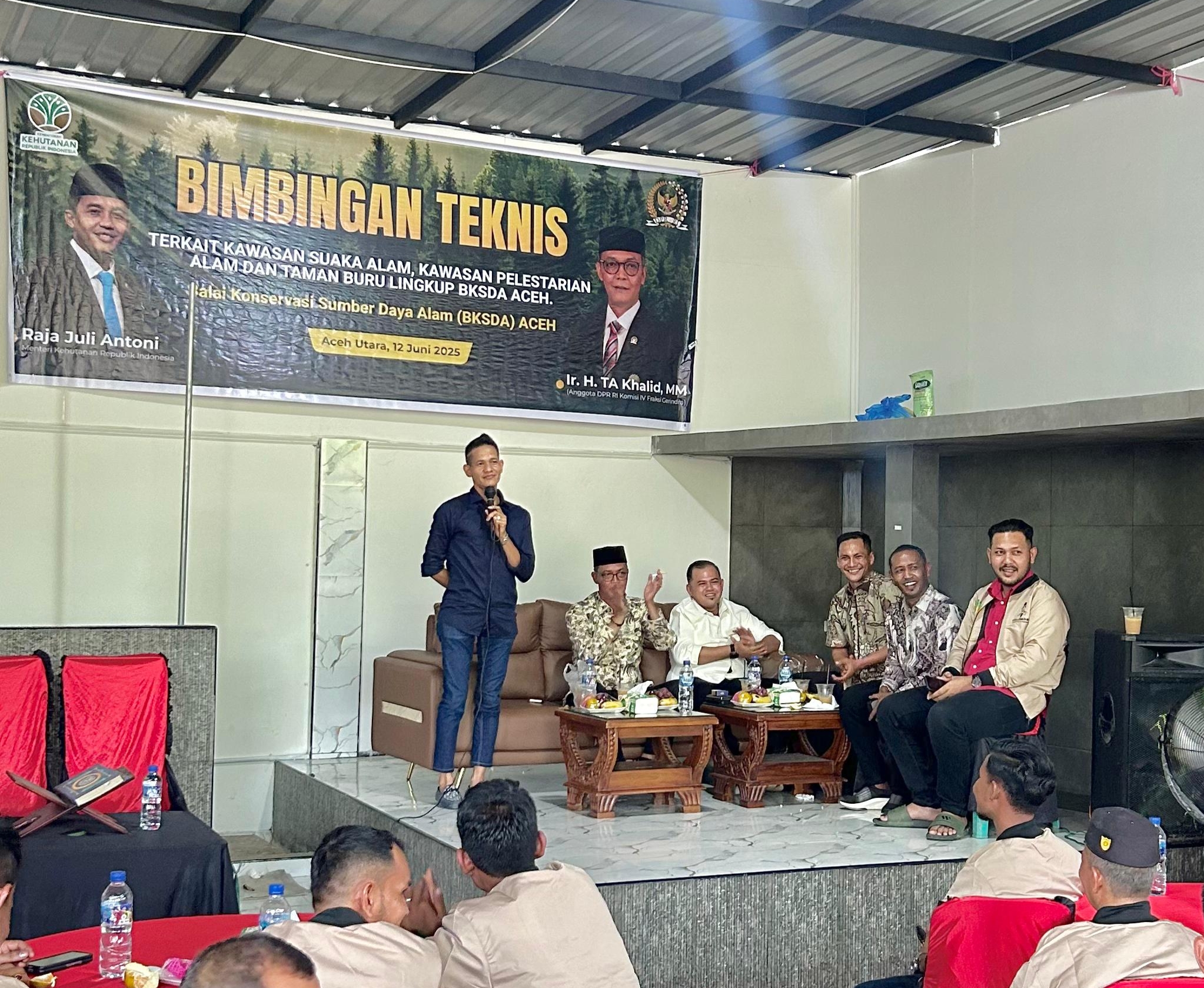 Ketua DPW Partai Aceh Kabupaten Aceh Utara M. Jhony, SH saat menyampaikan terkait empat pulau di Singkil Provinsi Aceh dihadapan anggota Komisi IV DPR RI Fraksi Gerindra Ir. H. T. A. Khalid, MM pada acara reses dan bimtek di Panton Labu, Kamis, (12/6).