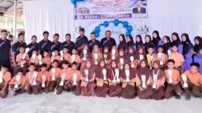 Suasana Haru Warnai Pembagian Rapor dan Santunan Anak Yatim Piatu di SD Negeri 2 Langkahan