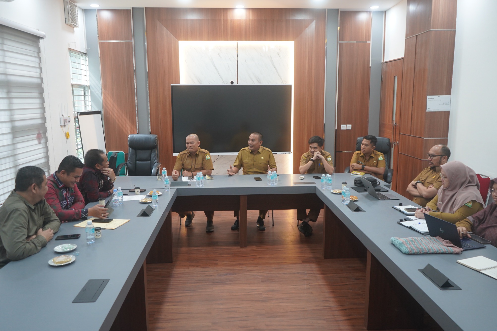 BPKAD Provinsi Kalimantan Selatan melakukan kunjungan kerja ke Badan Pengelolaan Keuangan Aceh (BPKA) dalam rangka studi tiru dan diskusi terkait pengelolaan APBD Tahun 2025, khususnya pelaksanaan belanja hibah, Selasa (22/7/2025) di Banda Aceh. Foto: Ist