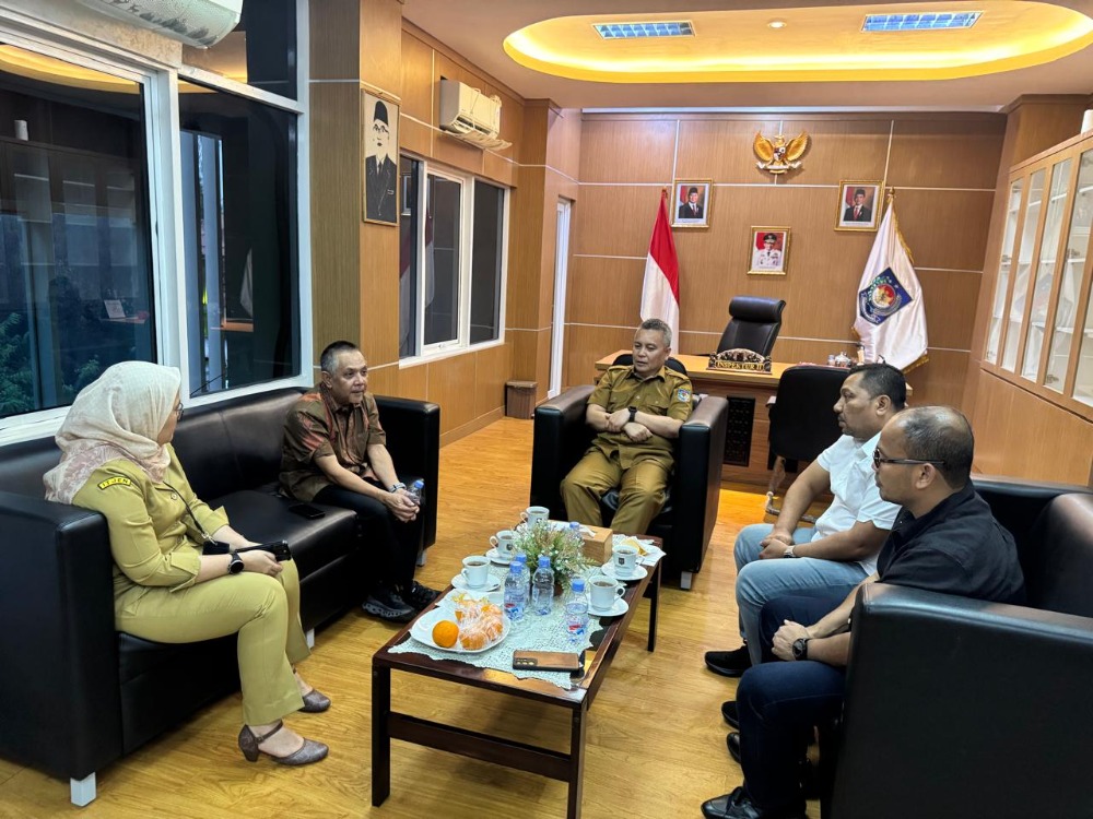 Kepala Badan Pengelolaan Keuangan Aceh, Reza Saputra, SSTP., M.Si., bersama Plh. Inspektur Aceh, Abdullah, ST., CFrA., dan Kadis Perindag Aceh, Ir. Muhammad Tanwir, MM., saat melakukan koordinasi terkait tindak lanjut hasil pengawasan penyelenggaraan pemerintahan daerah dengan Inspektur Wilayah II Kementerian Dalam Negeri, di ruang kerja Inspektur Wilayah II Kemendagri, Jakarta, Selasa (15/7/2025). Foto: Ist
