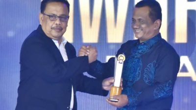 Wabup Aceh Tamiang Terima The Aceh Post Awards 2025