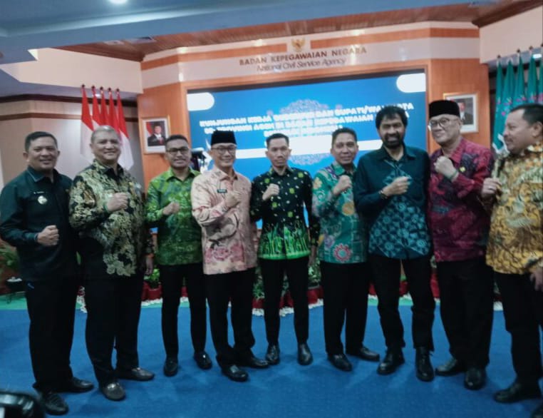 Usai audensi dengan kepala BKN RI, Gubernur Aceh dan Bupati Bener Meriah serta yang mendampinginya, lakukan foto bersama.