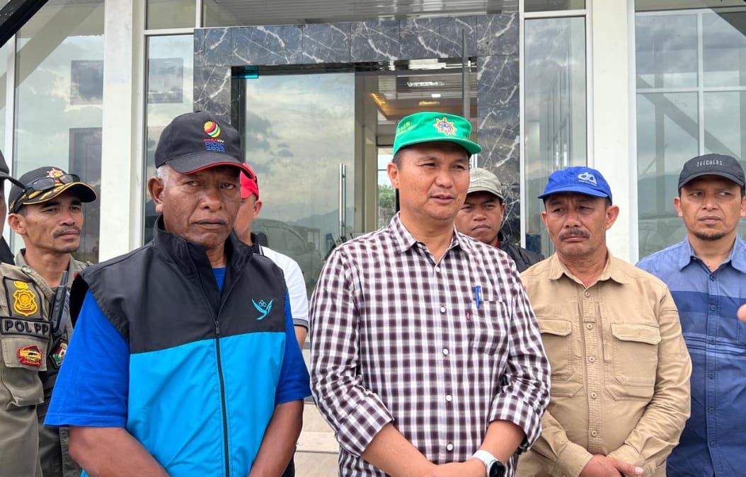 Pj. Sekda Aceh Tengah Drs. Mursyid, M.Si dan Asisten II Setdakab Jauhari saat memberikan arahan dan masukkan kepada nelayan, terkait Cangkul Padang dan Cangkul Dedem.