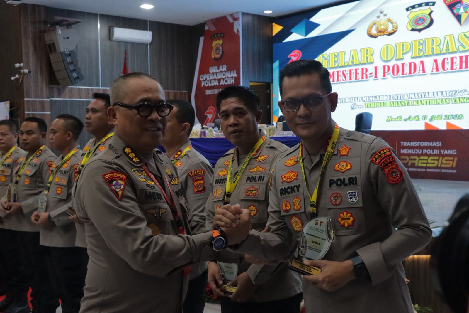 Kapolres Asel AKBP T. Ricki Fadlianshah menerima dua penghargaan atas prestasi jajaran dari Polda Aceh, Jumat, (11/7/2025).(Foto/mediaaceg.co.id/istimewa).