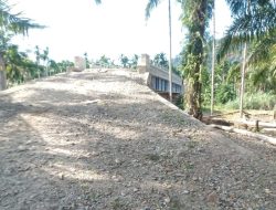 Jembatan Tak Kunjung Rampung, Oknum Minta Warga Kumpulkan Biaya