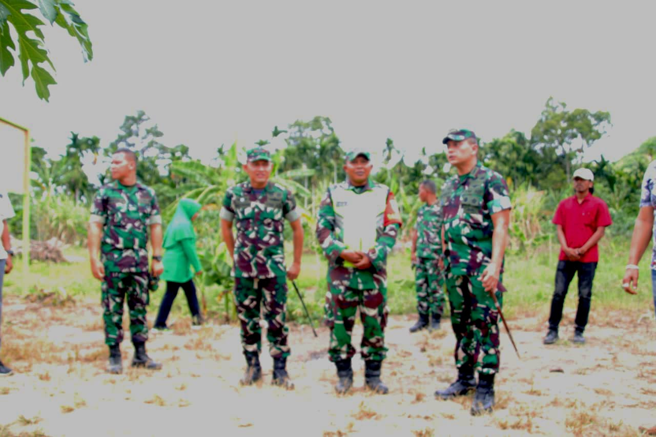 Danrem 012/TU Kolonel (Inf) Beny Rahadian meninjau pelaksanaan program pertanian yang dilaksanakan KP di Aceh Selatan, Rabu, (30/7/2015}.(Maslow Kluet).