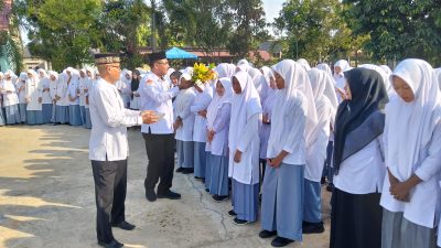 Kankemenag Aceh Utara Pimpin Apel dan Peusijuk Siswa Baru Tahun Ajaran 2025-2026