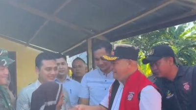 Ayah Wa Serahkan Bantuan Masa Panik Kepada Korban Angin Puting Beliung di Aceh Utara 