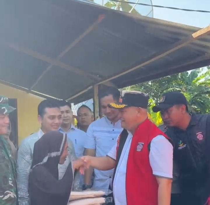 Bupati Aceh Utara H. Ismail A Jalil, SE.,MM (Ayah Wa) saat menyerahkan bantuan kepada korban angin puting beliung di Kecamatan Nibong, Jum'at, (11/7).