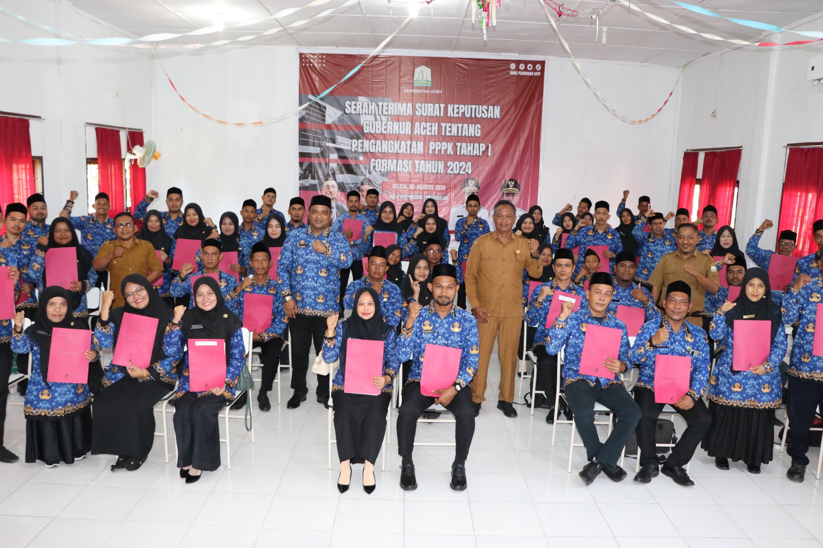 Penyerahan SK PPPK Tahap I formasi 2024, oleh Kacabdindik Wilayah Aceh Timur Rahmat Syah Putra.