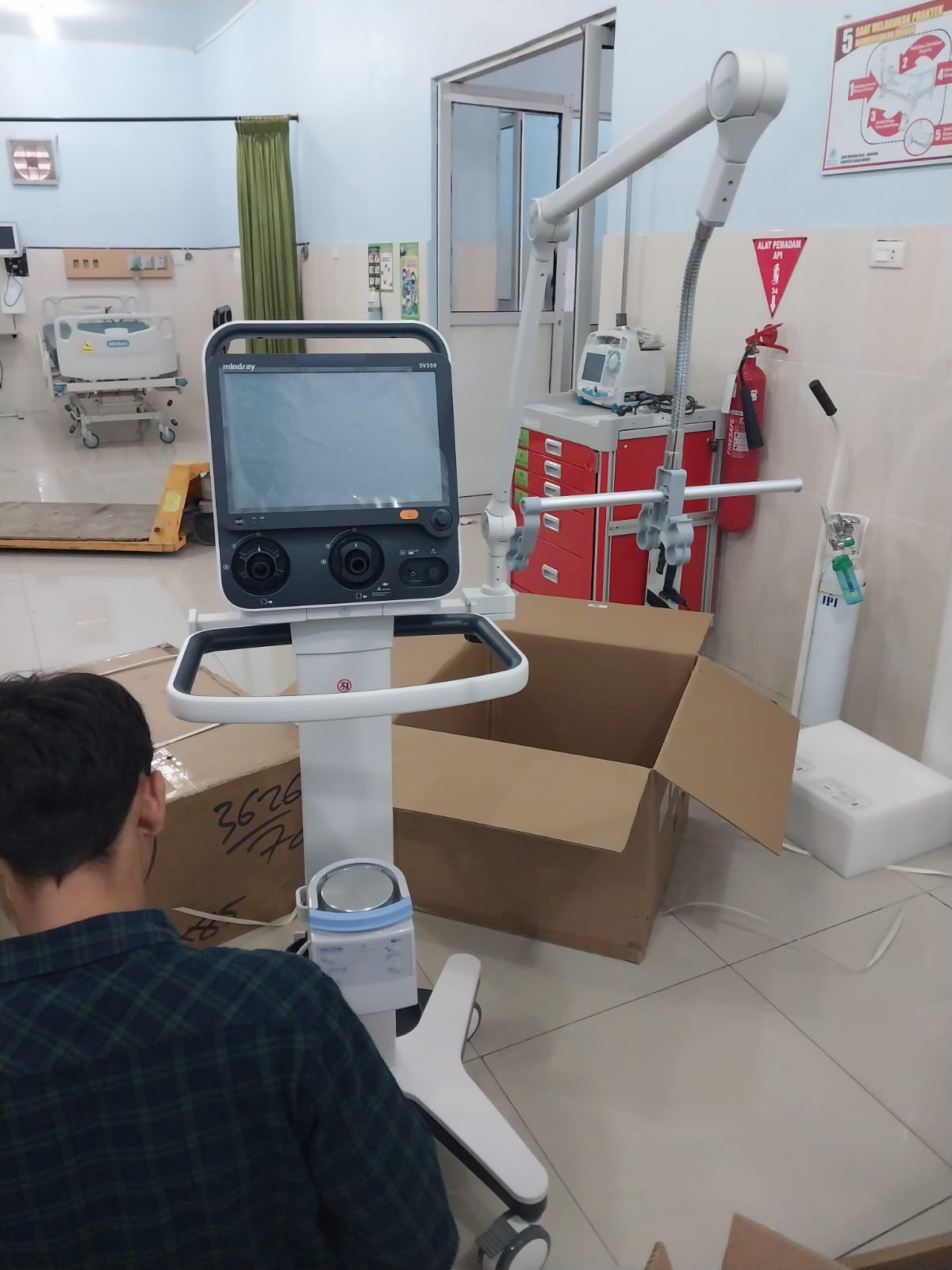 Proses pemasangan instalasi ventilator di RSU Muyang Kute, Redelong.