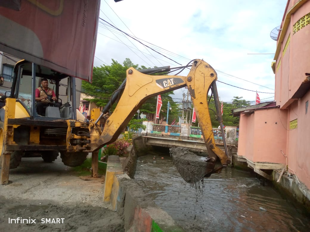 Petugas BPBD Asel sedang mengoperasikan alat berat untuk mengangkat sedimen lumpur di mulut muara Kuala Wangi Tapaktuan, Rabu, (6/8/2025).(poto/mediaaceh.co.id/Maslow Kluet).