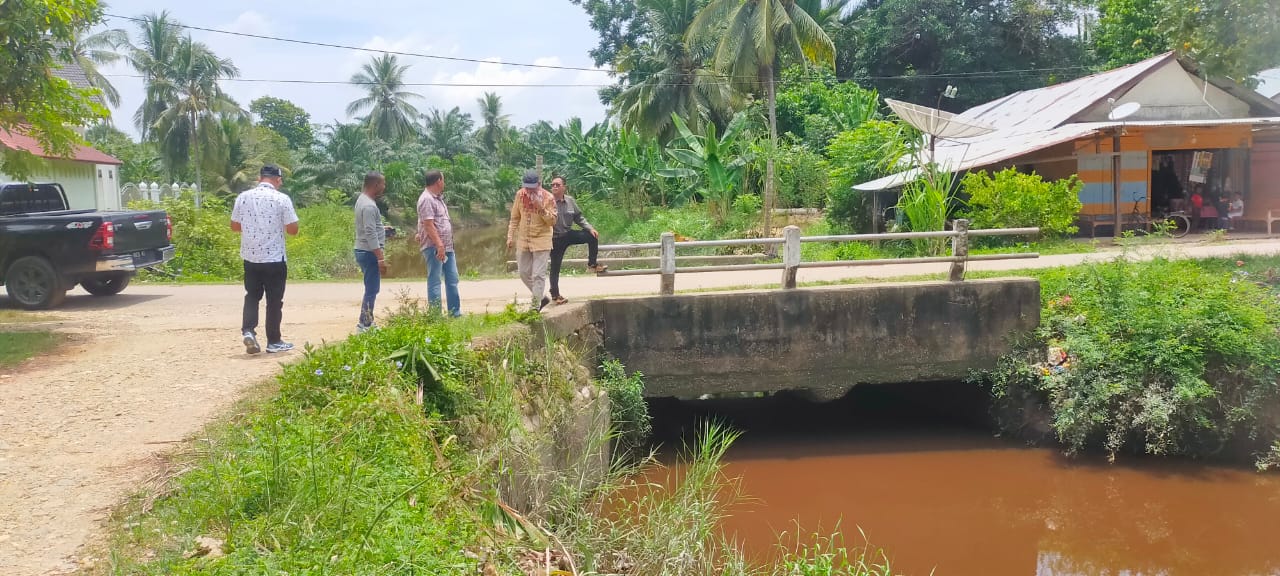 Saat Dinas PUPR Aceh Utara yang dipimpin langsung oleh Kepala Dinas PUPR Ir. Jaffar,ST.,MSM dan Ketua Komisi IV DPRK Aceh Utara Bukhari, SE melakukan survei jembatan di Kecamatan Baktiya, Kamis, (14/8/2025).