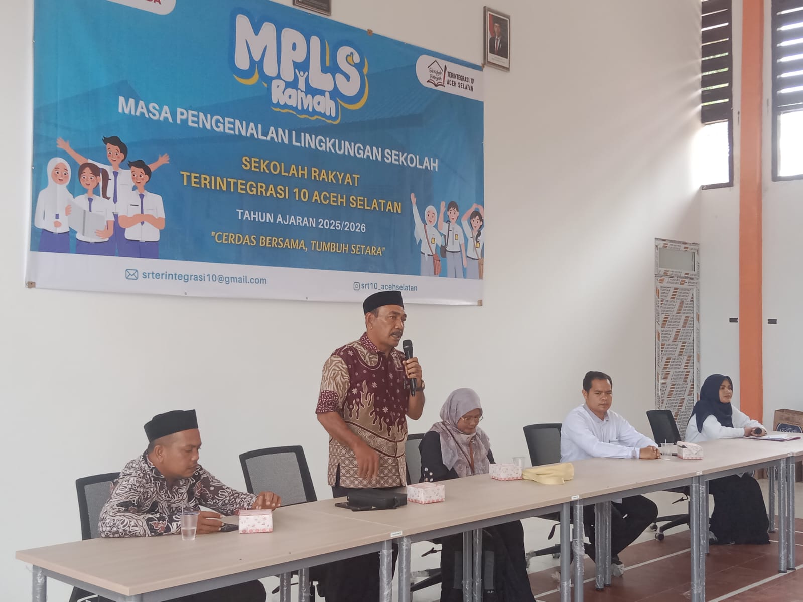Kadis Sosial Asel Kusaifuddin memberikan sambutan dalam pengenalan Sekolah Rakyat Aceh Selatan di Labuhan Haji Tengah, Jumat, (15/8/2025).(Foto/mediaaceh.co.id/istimewa).
