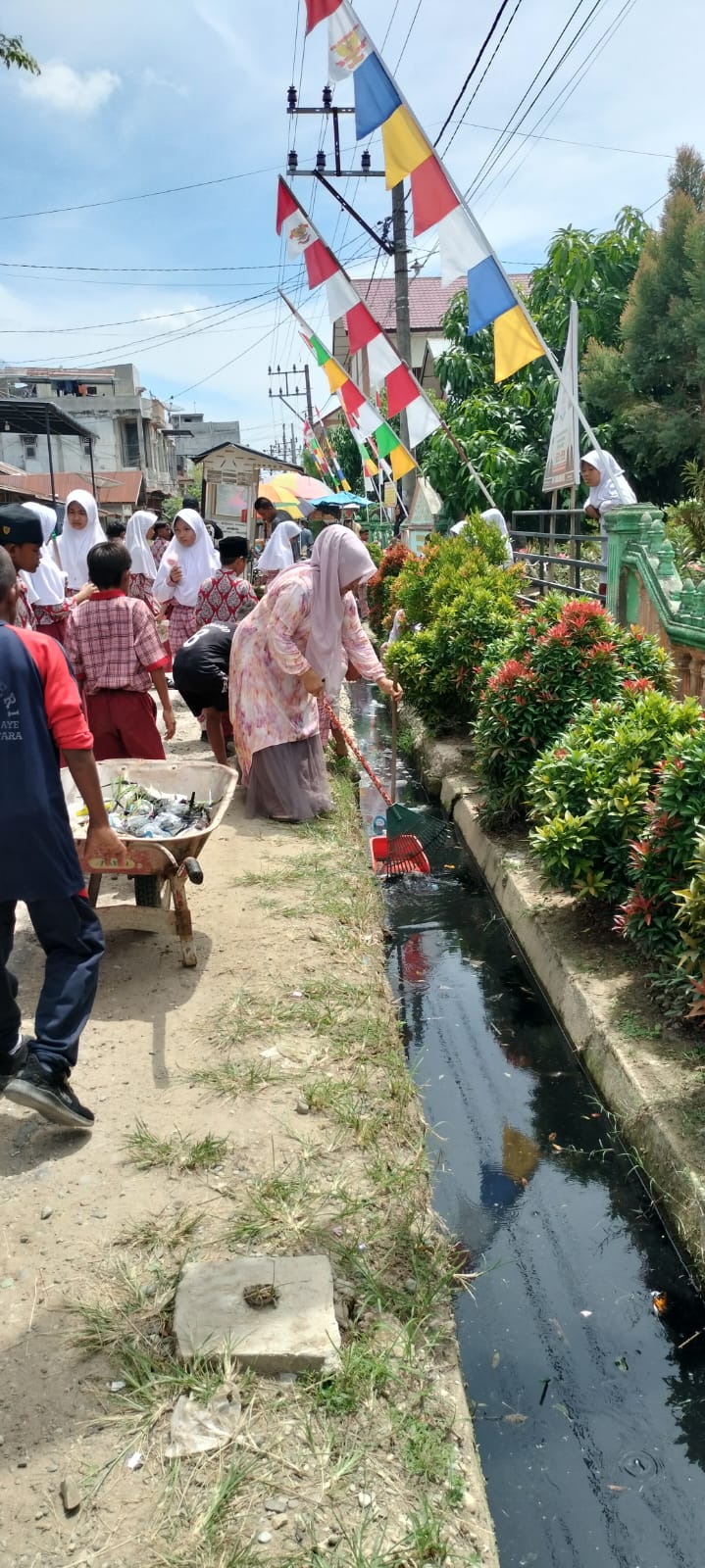 Gotong royong warga sekolah dalam rangka memperingati Hardikda Ke-66 di Aceh Utara, Sabtu, (30/8/2025).