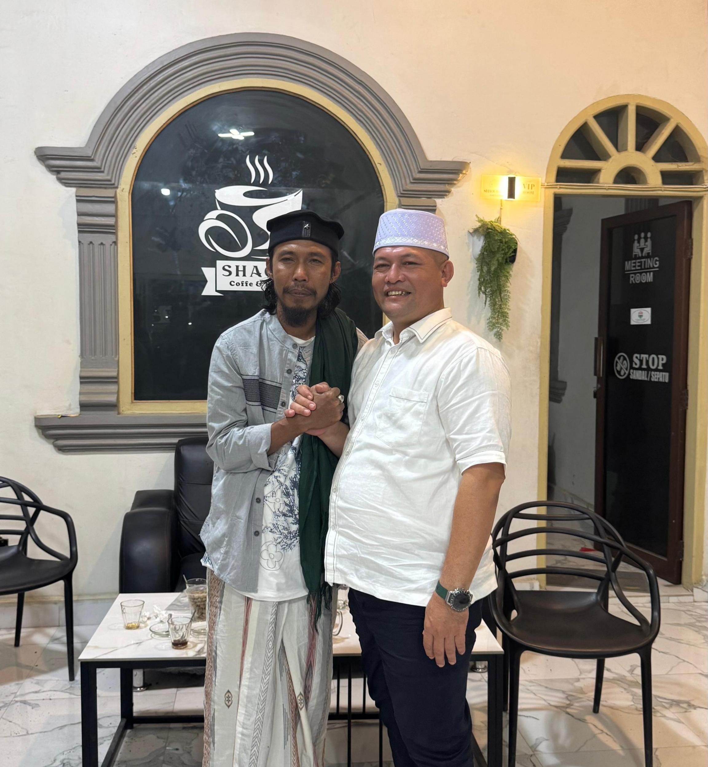 Usia silahturahmi Bupati Aceh Utara Ayah Wa foto bersama dengan Abiya Jeunib, Senin malam, (18/8/2025).