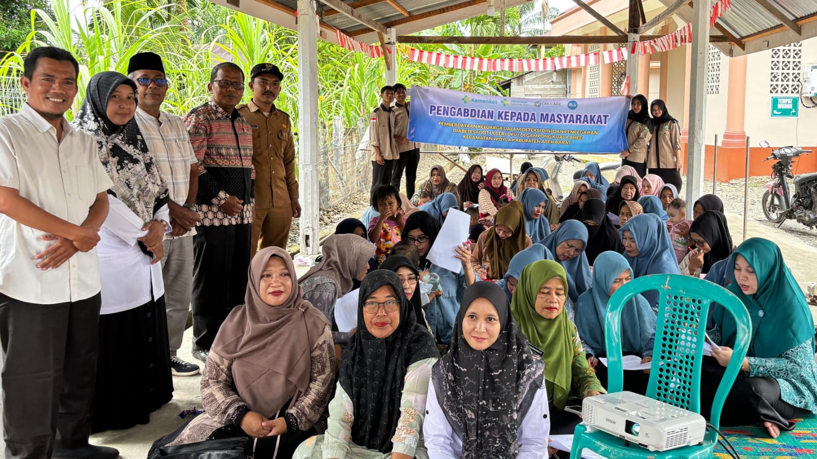 Tim Pengabmas berpose dengan warga, Keuchik dan tokoh agama dan perempuan Gampong Kuala Bhee Kecamatan Woyla Aceh Baret.(Foto/mediaaceh.co.id/istimewa).