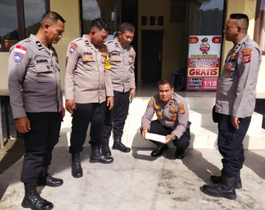 Kapolsek Sukakarya Ipda Hairul Saleh Ritonga, SH bersama personelnya memeriksa barang temuan uang diduga kakoin