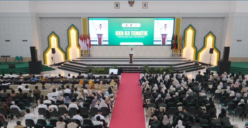 Menteri Agraria dan Tata Ruang/Kepala Badan Pertanahan Nasional (ATR/BPN) Nusron Wahid menyerahkan secara simbolis atribut kepada peserta KKN Tematik Ekoteologi dan Pertanahan Universitas Islam Negeri (UIN) K.H. Abdurrahman Wahid Pekalongan, Senin (13/10/2025). Foto: Ist
