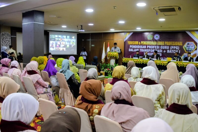 Bupati Aceh Tengah Haili Yoga sedang memberi pengarahan pada 1.138 guru PPG di Aceh Tengah.