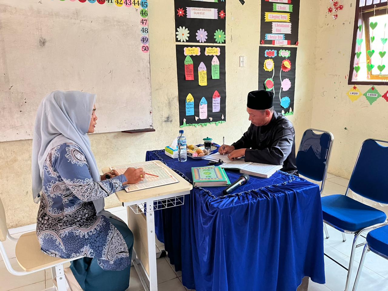 Salah guru saat tes baca Al-Qur'an di K3S Kecamatan Langkahan, Aceh Utara, Sabtu, (11/10).