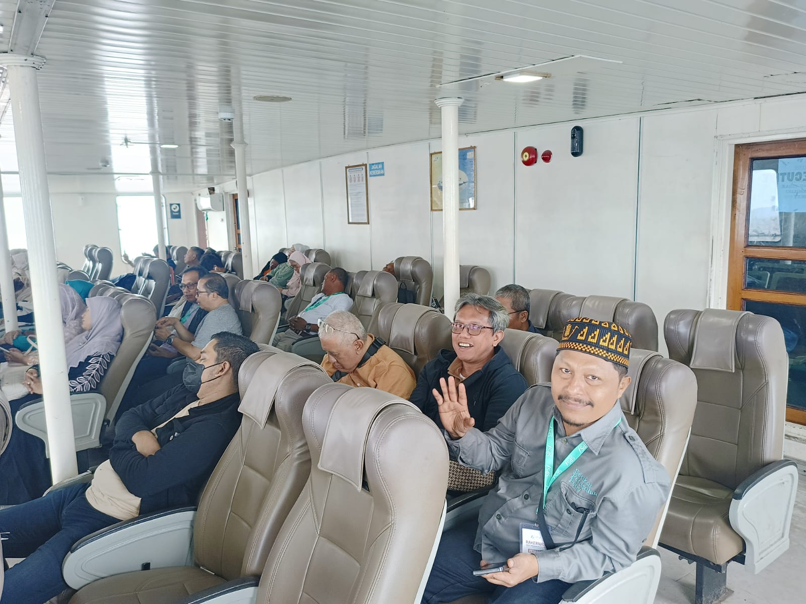 Para pimpinan perusahaan Pers SE - Indonesia saat menuju titik nol Indonesia, Sabang, yang dipimpin oleh Ketua SPS Aceh Mukhtaruddin didalam kapal penyeberangan.