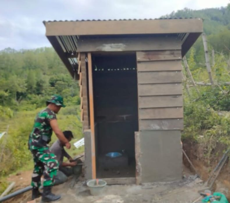Personel TMMD sedang membuat MCK bersama warga Kute keramil, Kecamatan Linge, Aceh Tengah, Rabu, (22/10), Dok. mediaaceh.co.id