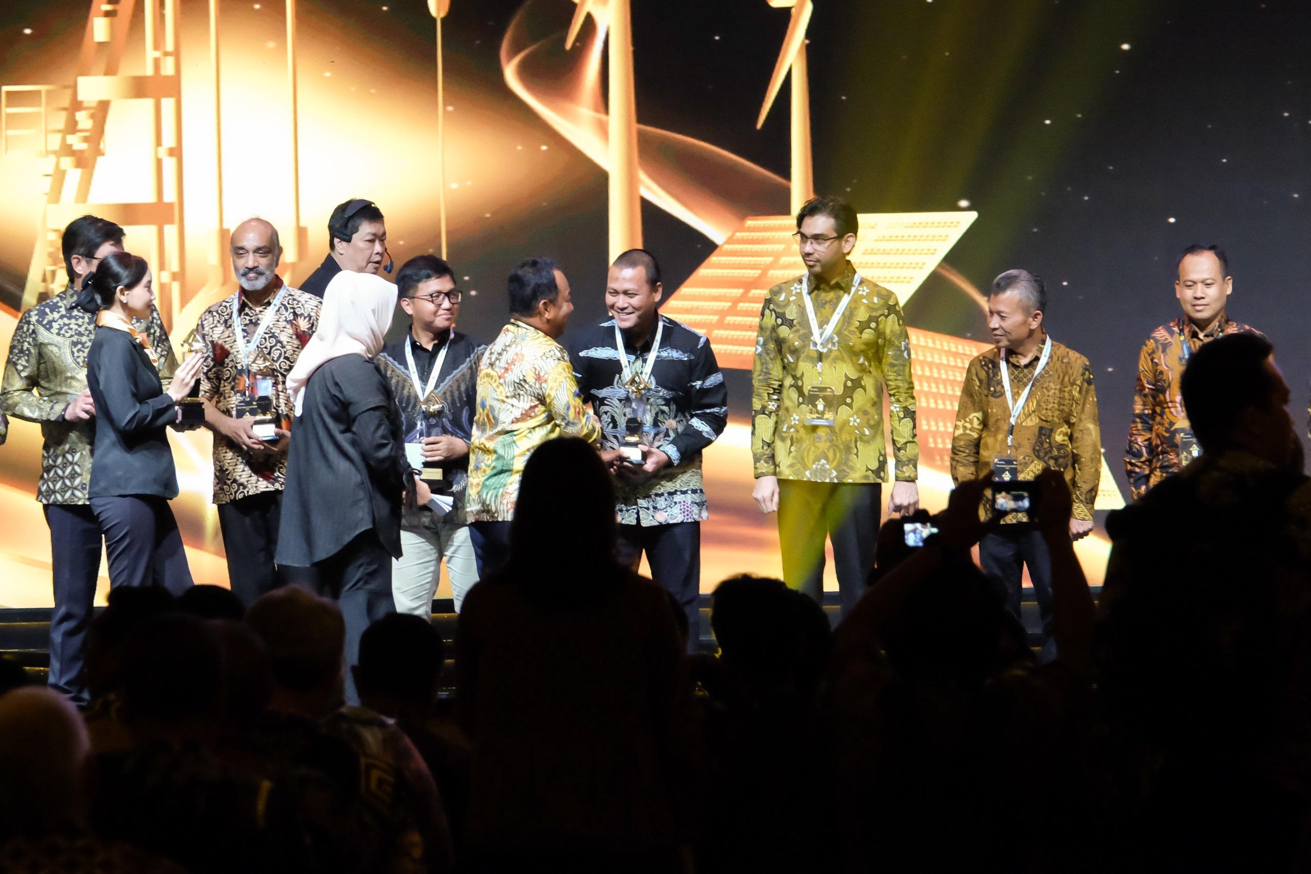 Dirjen Minerba Kementerian ESDM RI, Tri Winarno menyerahkan penghargaan Subroto Award 2025 kategori Program Pemberdayaan Masyarakat (PPM) Terinovatif kepada PT Solusi Bangun Andalas, yang diterima oleh Quarry Manager Solusi Bangun Andalas, Adi Handarbeni pada malam puncak Subroto Award 2025 yang digelar di Hotel Kempinski, Jakarta, 24 Oktober 2025 dan disaksikan langsung oleh Menteri ESDM, Bahlil Lahadalia.
