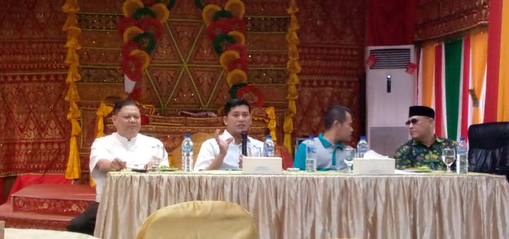 Bupati Asel H. Mirwan MS yang didampingi Plt. Sekdakab Asel Diva Samudera Putra memberikan penjelasan tentang berbagai hal yang dihadapi daerah ini.(Foto/mediaaceh.co.id/Maslow Kluet).