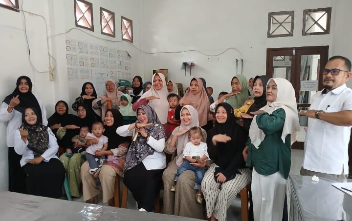 Peserta Lokmin dan sekaligus DASHAT berpoto bersama Plt. Kepala DP3AKB Asel Hj. Cut Harnailis (tengah baju putih) selesai acara di salah satu kecamatan di Asel.(Foto/mediaaceh.co.id/istimewa).