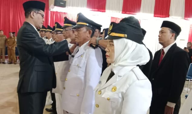Bupati Asel H. Mirwan melakukan mutasi atas pejabat eselon III di Gedung Pertemuan Rumoh Agam Tapaktuan, Selasa, (25/11/2025).(Foto/mediaaceh.co.id/istimewa).