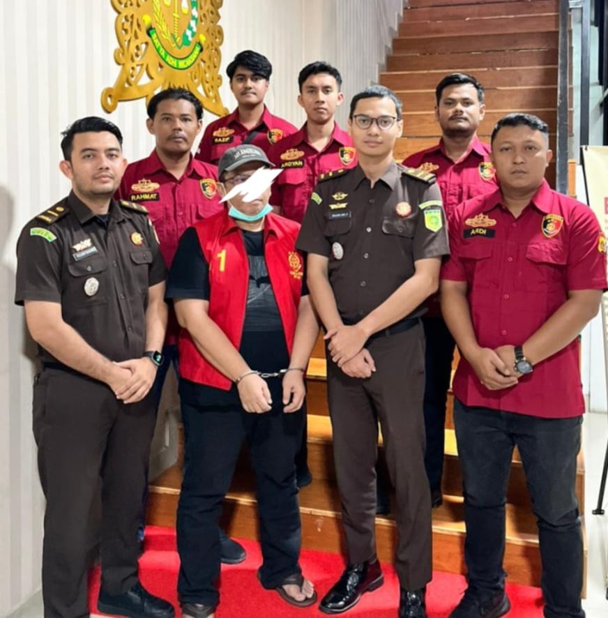 Tersangka Teuku Ari Afriansyah alias Pon Bit tangan terborgol saat diserahkan tahap II dari Penyidik Polres Sabang ke Kejaksaan Negeri Sabang