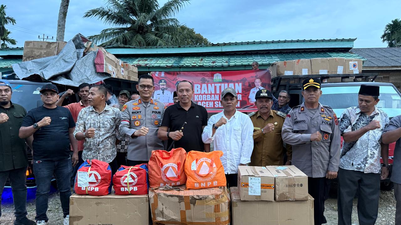 Anggota DPRA  T. Suhadi (Abu Heri) bersama Forkopimda Asel menyerahkan bantuan kepada korban banjir di Trumon Raya, Selasa, ( 9/12/2025).(Foto/mediaaceh.co.id/istimewa).