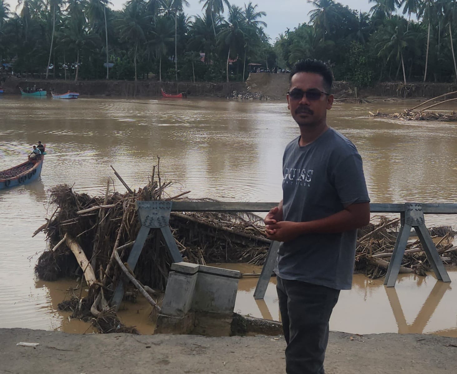 Ketua SAPA Fauzan Adami saat meninjau salah satu lokasi bencana di Aceh dengan kondisi sangat parah.