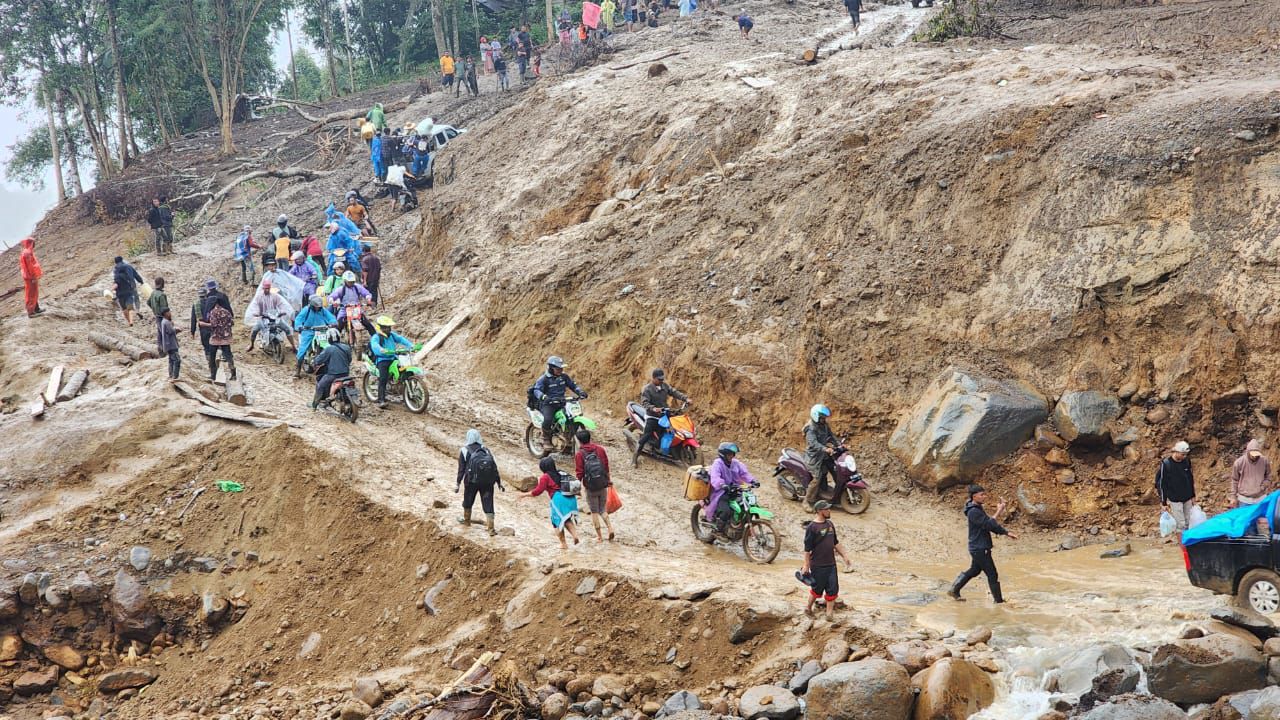 Tim Trabas Rescue Bank Aceh memikul BBM secara estafet melewati jalur longsor ekstrem menuju Capem Ronga-Ronga, Bener Meriah, demi menjaga operasional layanan perbankan tetap berjalan.