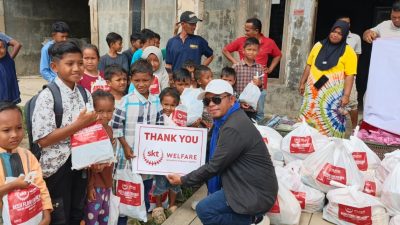 Usai Salurkan Bantuan Sandang dan Pangan, Akmal Daud Serahkan Ratusan Alquran dan Bersihkan Fasilitas Umum