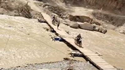 Sepeda Motor Bawa Bantuan Terjatuh ke Sungai Kala Ilie Linge