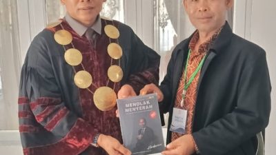 Plt. Bupati Asel Baitil Mukadis dapat Buku Motivasi dari Dosen Poltas