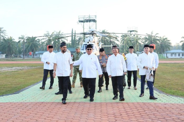Gubernur Aceh Muzakir Manaf bersama Wakil Gubernur Aceh Fadhlullah mendampingi Presiden RI Prabowo Subianto saat kunjungan dan pelaksanaan Shalat Idul Fitri di Aceh Tamiang, Sabtu (21/3/2026), bersama jajaran Forkopimda Aceh dan masyarakat setempat.