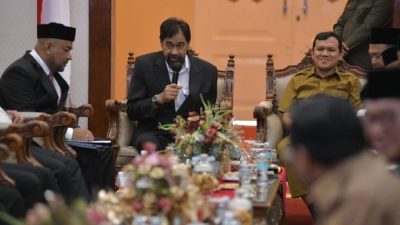 Gubernur Aceh Muzakir Manaf memberikan arahan dalam RUPS Bank Aceh Syariah di Meuligoe Gubernur Aceh.