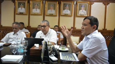 Wakil Gubernur Aceh Fadhlullah memberikan arahan kepada bupati dan wali kota se-Aceh secara virtual dari Kantor Gubernur Aceh, Rabu (1/4/2026), terkait percepatan pendataan dan penyediaan hunian tetap (huntap) bagi masyarakat terdampak bencana.